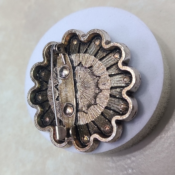 Floral Brooch and Flower Statement Rings in Cream and Brass / SilverTone - Picture 7 of 14